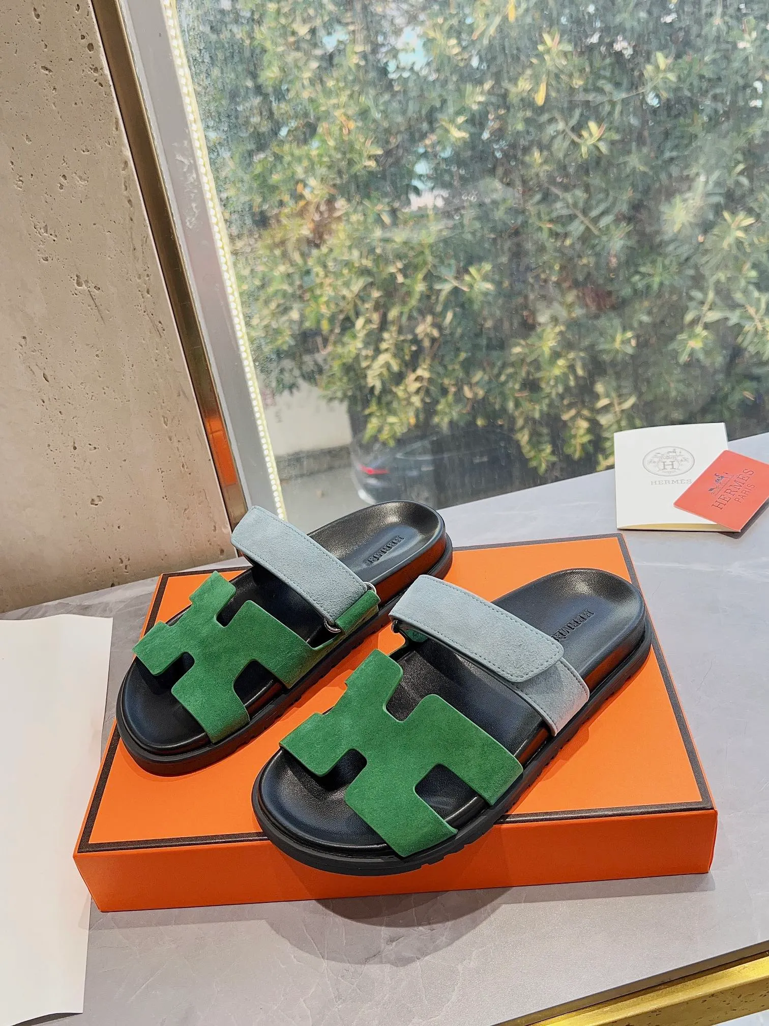 👟👟Ex-factory price 440👟👟 Men's size +10 H family 2024 spring and summer new style HERMES Hermes' recently popular couple's shoes, pig nose angle sandals and slippers, paired with various colorful socks, extremely trendy. Upper lining: imported original material. Outsole: non-slip and wear-resistant outsole. Size: Female 35-42 (40/42 non-returnable and non-exchangeable) Men’s size: 39-45 (45 is non-refundable and non-exchangeable)